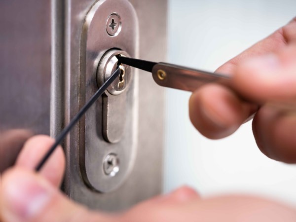 Professionelle Türöffnung mit Spezialwerkzeug