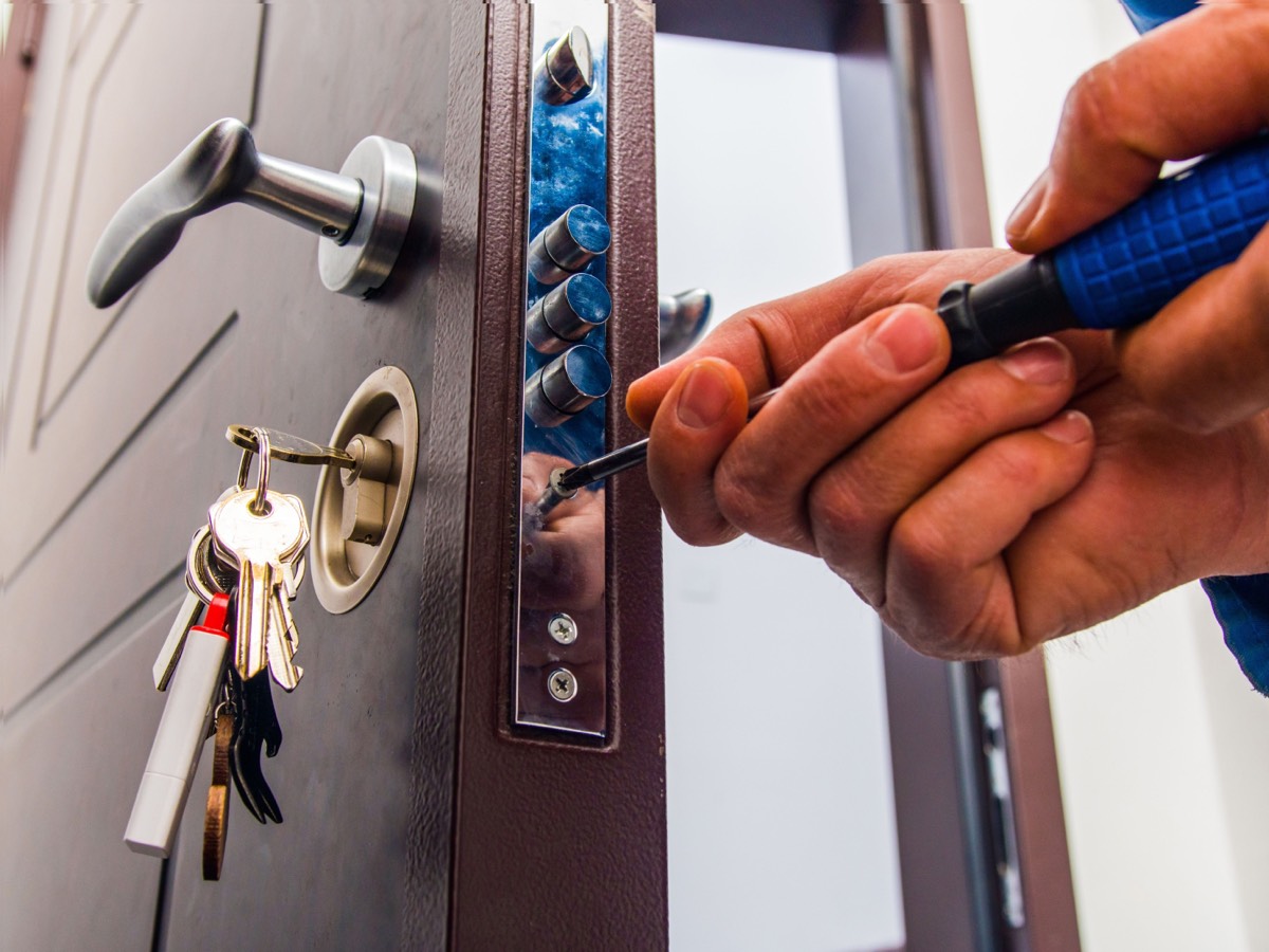 Professioneller Schlosswechsel - Sicherheitsschloss wird montiert